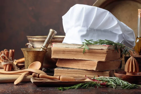 Stare naczynia kuchenne z przyprawami i rozmarynem na kuchni TABL — Zdjęcie stockowe