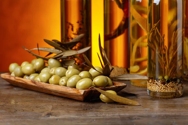 Olive Verdi e Bottiglie di Olio  . — Foto Stock