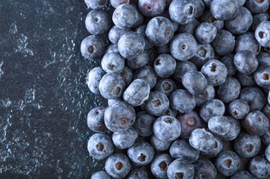  Olgun ve sulu taze yaban mersini closeup aldı. 