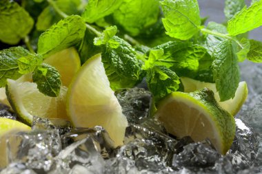 Buz, nane yaprakları ve limon dilimleri. Seçici odaklama .