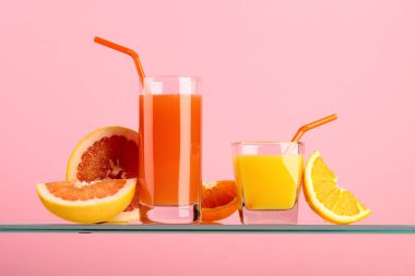 Bardak taze greyfurt ve portakal suyu.