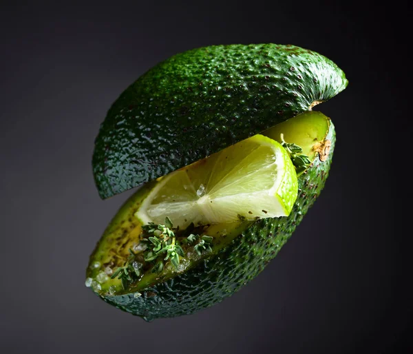 Avocado met kalk, tijm en zee zout — Stockfoto