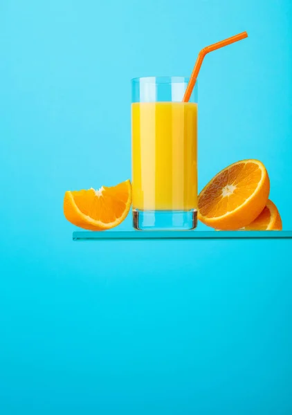 Glass of fresh orange juice with fresh fruits. — Stock Photo, Image