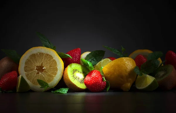 Frutas jugosas y hojas de menta —  Fotos de Stock