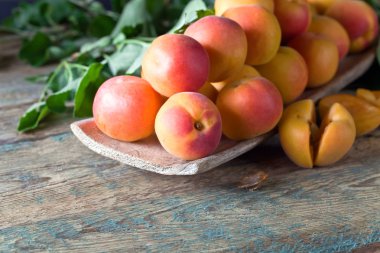 eski ahşap masa yapraklarda ile kayısı .