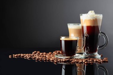 Siyah bir zemin üzerine çeşitli kahve içecekler.