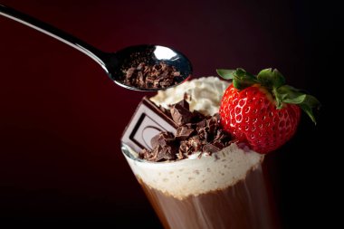 Krem şanti, çilek ve bla parçalarını çikolata meşrubatının