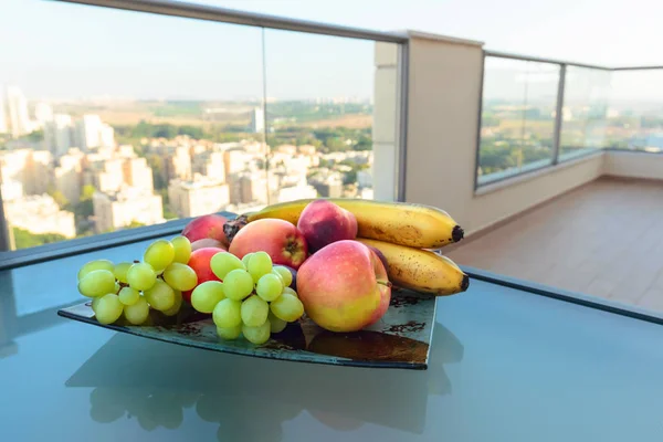 Frukter på ett glas bord. — Stockfoto