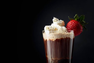 Krem şanti ve çilek karanlık bir arka yüzündeki çikolata meşrubatının