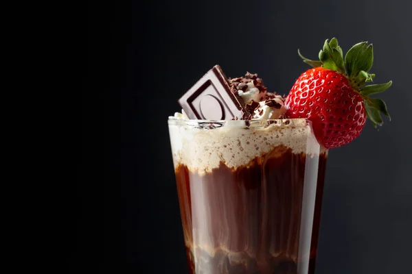 Bebida de chocolate com chantilly, morango e pedaços de bla — Fotografia de Stock