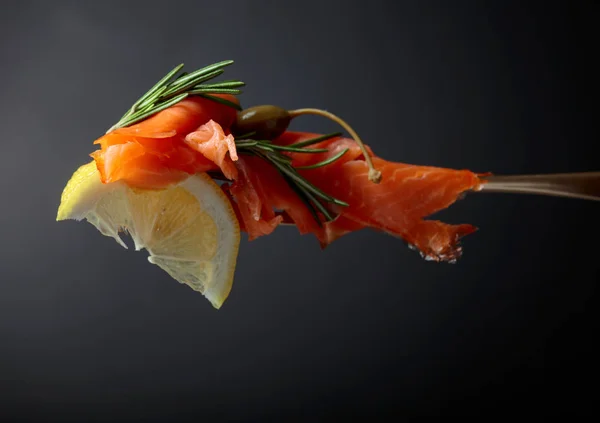 Trout fillets, lemon slice, capers and rosemary. — Stock Photo, Image