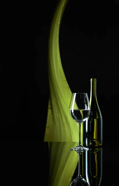 Botella de vino y botella de vino blanco en un backgro reflectante negro —  Fotos de Stock