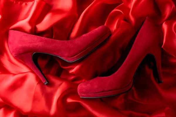 Pantofi corduroy pentru femei pe fundal de mătase . — Fotografie, imagine de stoc