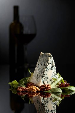 Mavi peynir ceviz, yeşil ve kırmızı şarap ile.