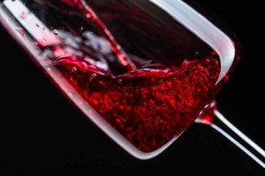 Kırmızı şarap kadehinin dökülür varlık.