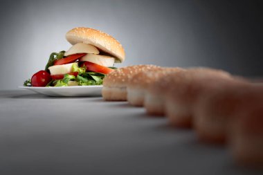 Mozzarella peyniri, domates, salata mutfak masasında ile sandviç.