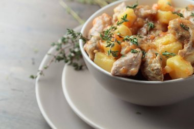  İrlanda güveci ile yeşil kekik serpilir.