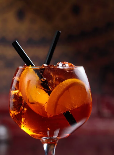 Läckra alkoholhaltiga cocktail med apelsinskivor och naturlig is. — Stockfoto