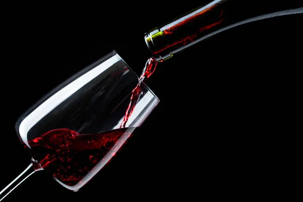 Rotwein wird ins Weinglas gegossen. — Stockfoto