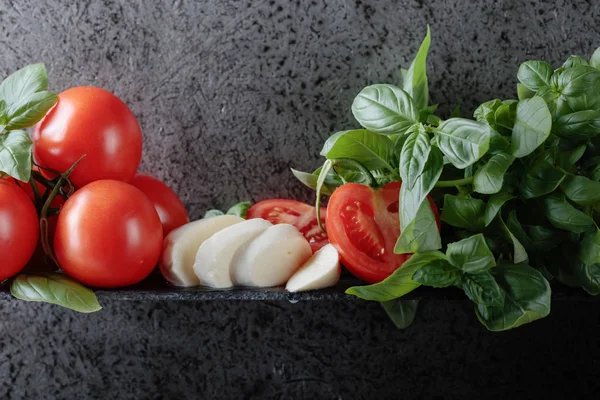 Mozzarella med basilikum og tomater  . - Stock-foto