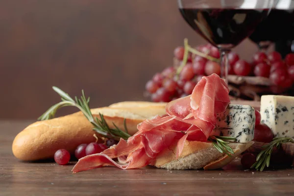 Delicioso snack y copas de vino tinto . — Foto de Stock