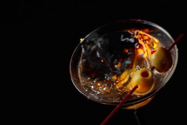 Martini kokteyl yeşil zeytin ile.