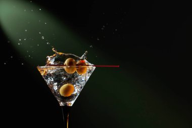 Yeşil Zeytin ile sek martini.