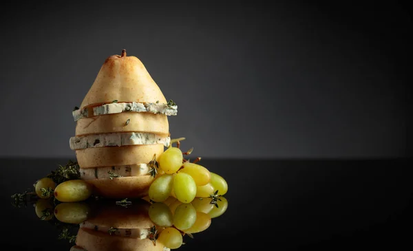 Queijo azul com pêra, tomilho e uvas . — Fotografia de Stock