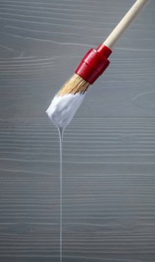 Beyaz boya ile boya fırçası .