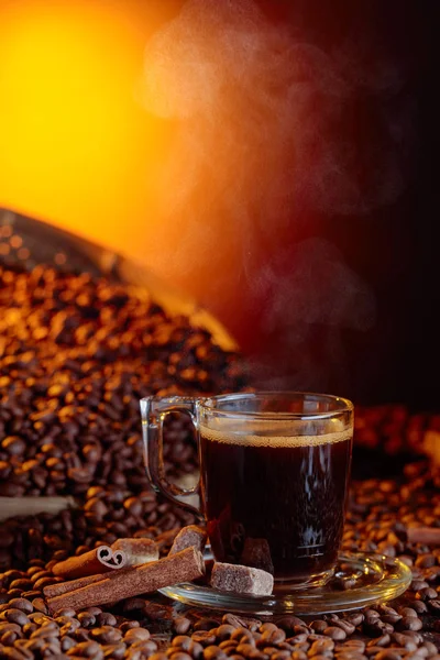 Taza de café expreso con azúcar morena y palitos de canela . — Foto de Stock