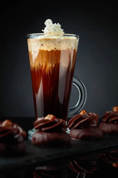 Chokladdessert med hasselnöt och kaffe med grädde på en blac — Stockfoto