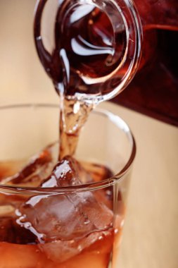 Viski bir sürahi bir cam içine dökülür .
