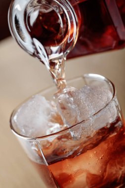 Viski bir sürahi bir cam içine dökülür .