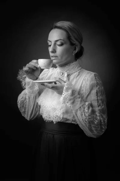 Porträt einer Frau in viktorianischer Kleidung mit einer Tasse Kaffee. — Stockfoto