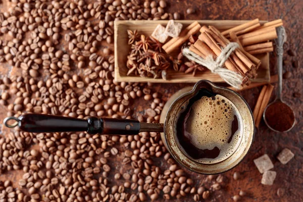 Café en una vieja cafetera de cobre con canela, anís y s — Foto de Stock