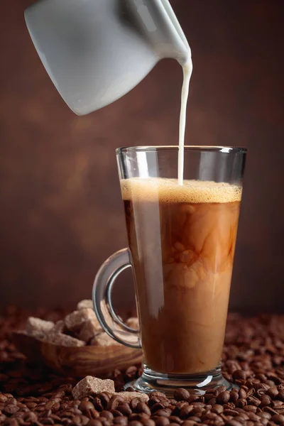 Café con leche y azúcar morena . —  Fotos de Stock