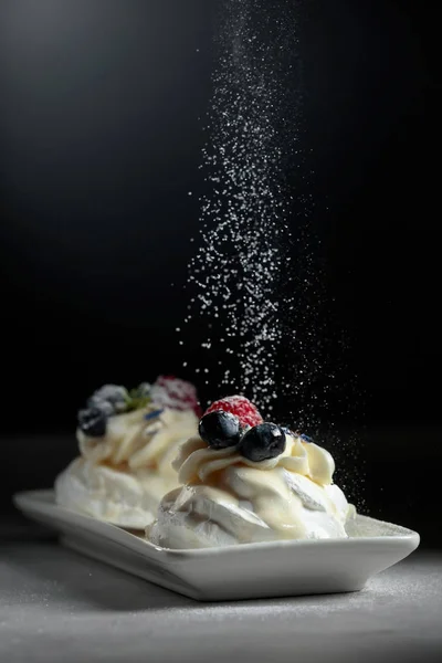 Postre Pavlova espolvoreado con azúcar en polvo . — Foto de Stock