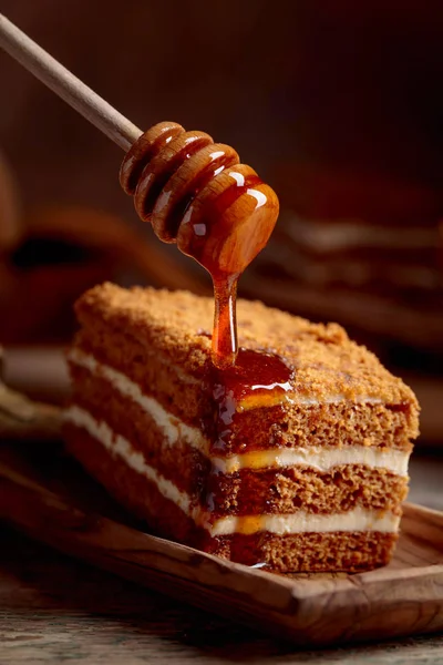 Gâteau au miel en couches avec crème . — Photo