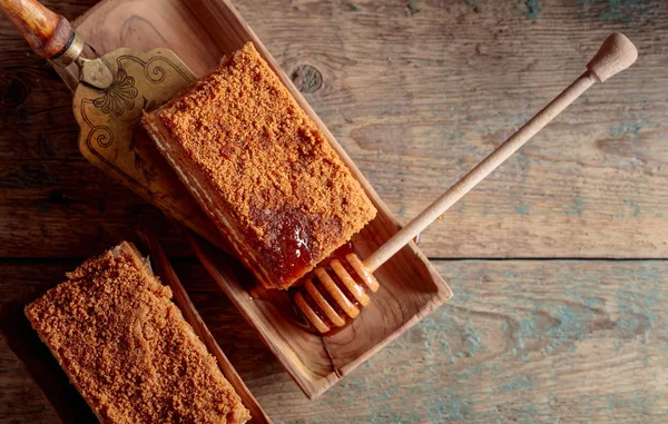 Hemlagad honung tårta på ett gammalt trä bord. — Stockfoto