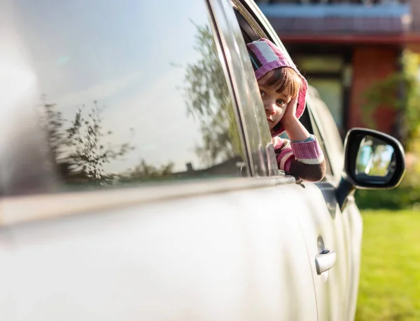 Mooi klein meisje in de auto. — Stockfoto