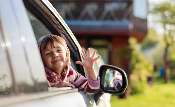 Pretty little girl in the car. — Stock Photo, Image