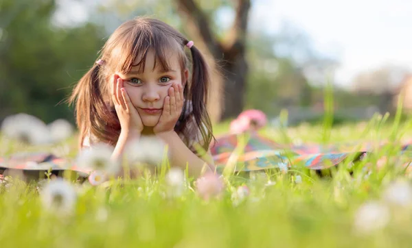 庭で夢を見る小さな女の子. — ストック写真