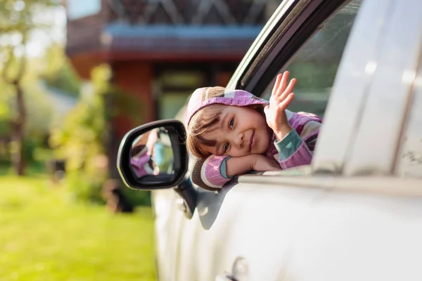 Mooi klein meisje in de auto. — Stockfoto