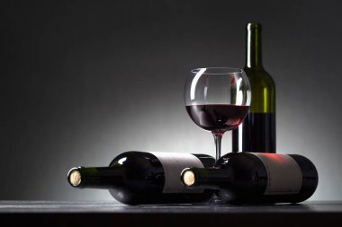 şişe ve bardak kırmızı şarap . 