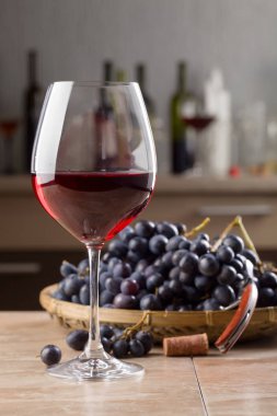 Kırmızı şarap ve üzüm..