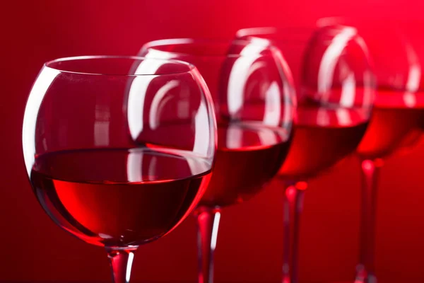 Vasos de vino rosa — Foto de Stock
