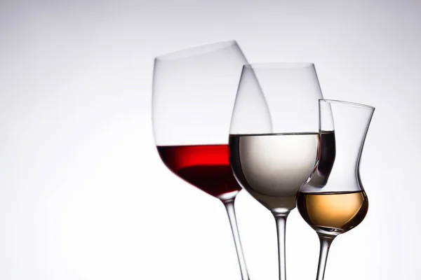 Close-up van glazen met wijn en sterke drank. — Stockfoto