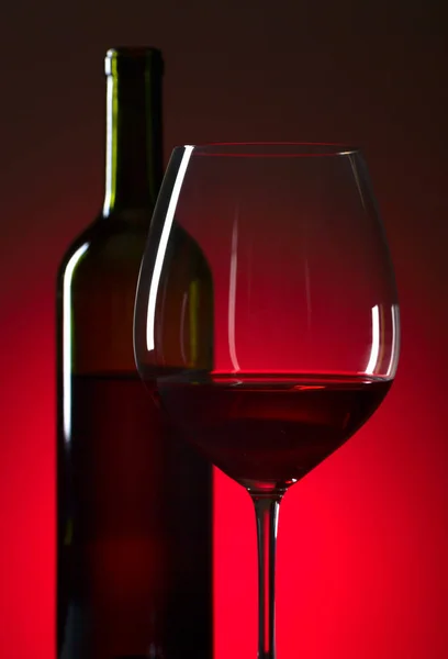 Bouteille et verre de vin rouge . — Photo