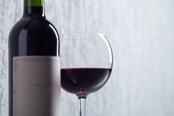 Бутылка и бокал красного вина  . — стоковое фото