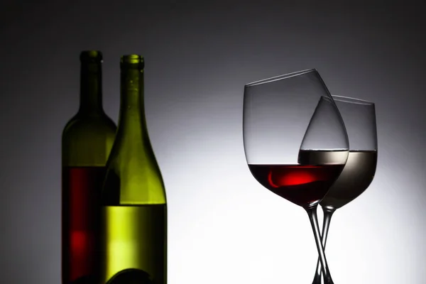 레드 와인과 화이트 와인이 있는 병 및 안경. — 스톡 사진